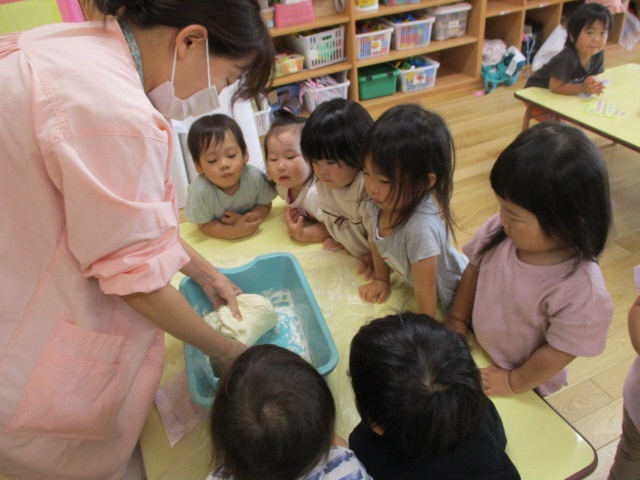 ２歳児　小麦粉粘土で遊んでいるところ